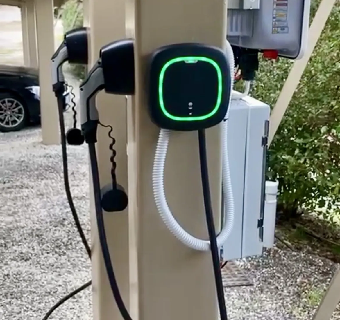 Colonnina di ricarica doppia per parcheggio aziendale