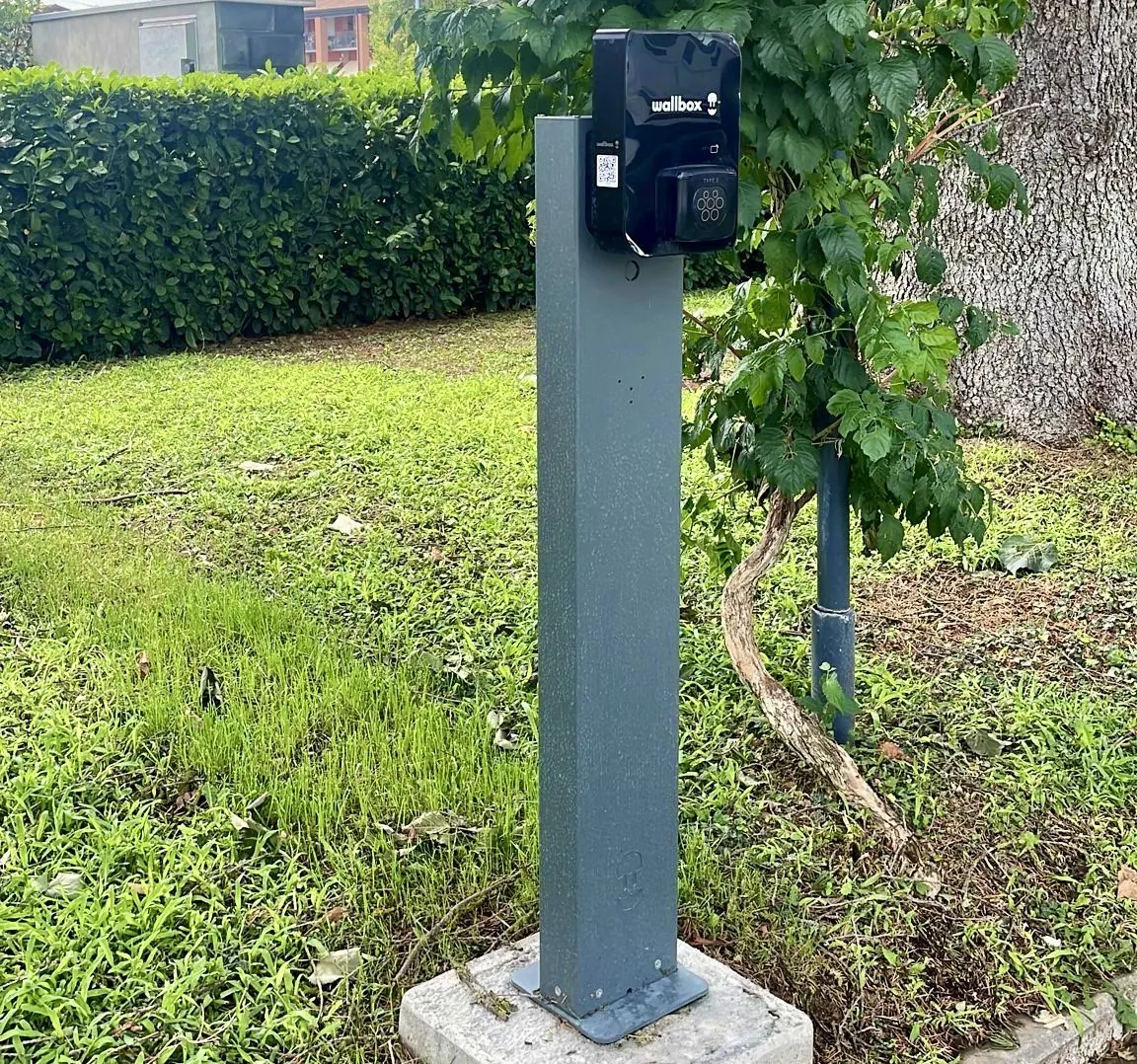 Colonnina di ricarica su palo davanti a casa