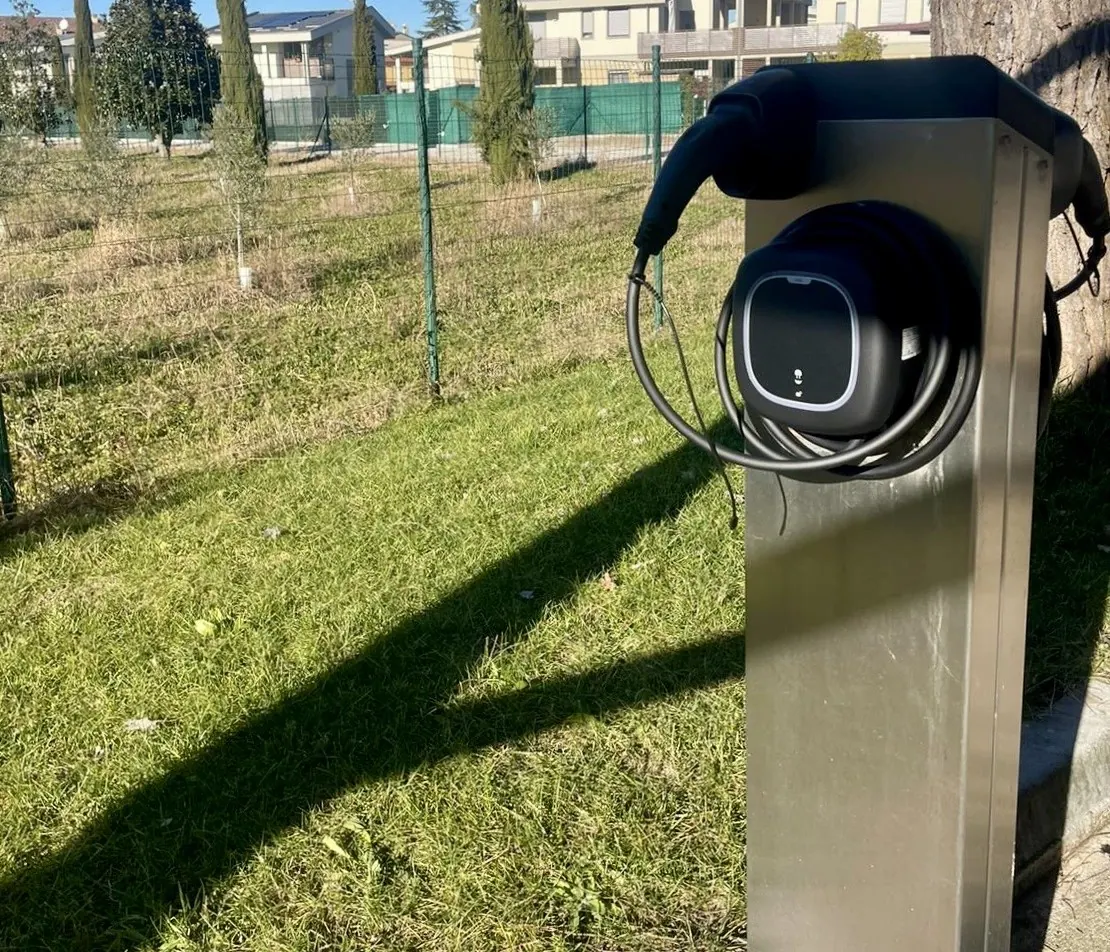 Colonnina di ricarica su palo in giardino
