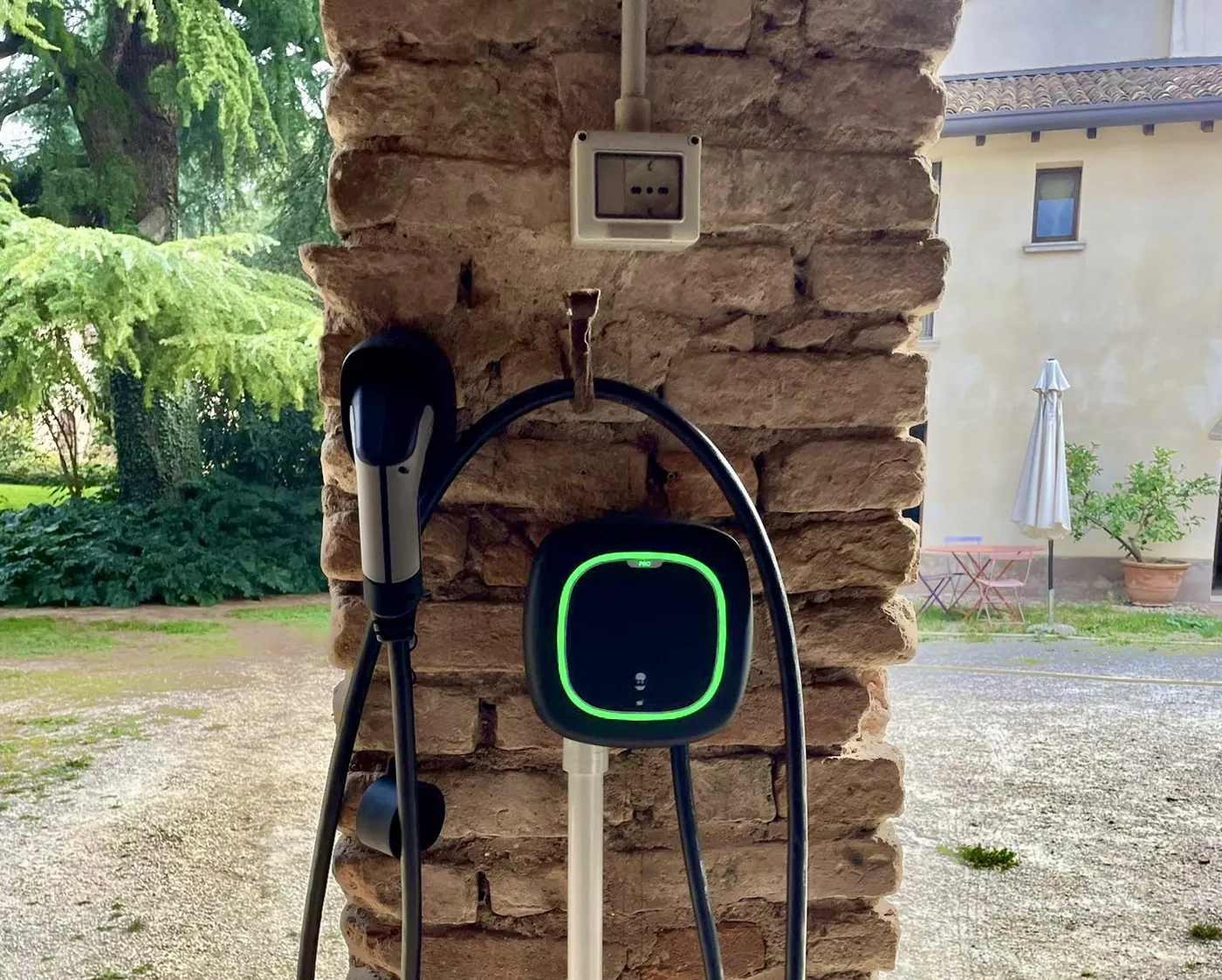 Wallbox di ricarica installata su pilastro in mattoni