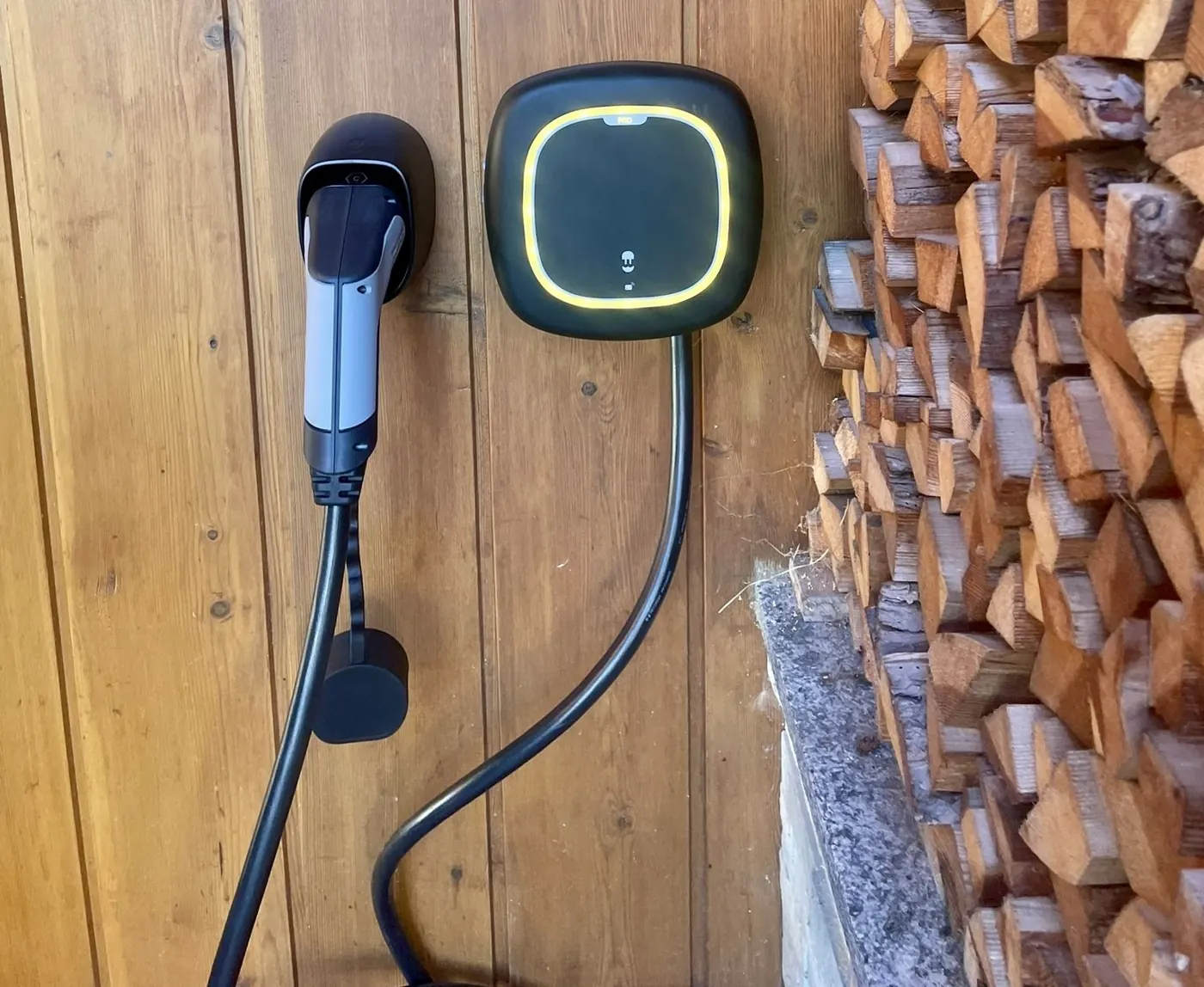 Wallbox per la ricarica dell'auto elettrica installata a parete