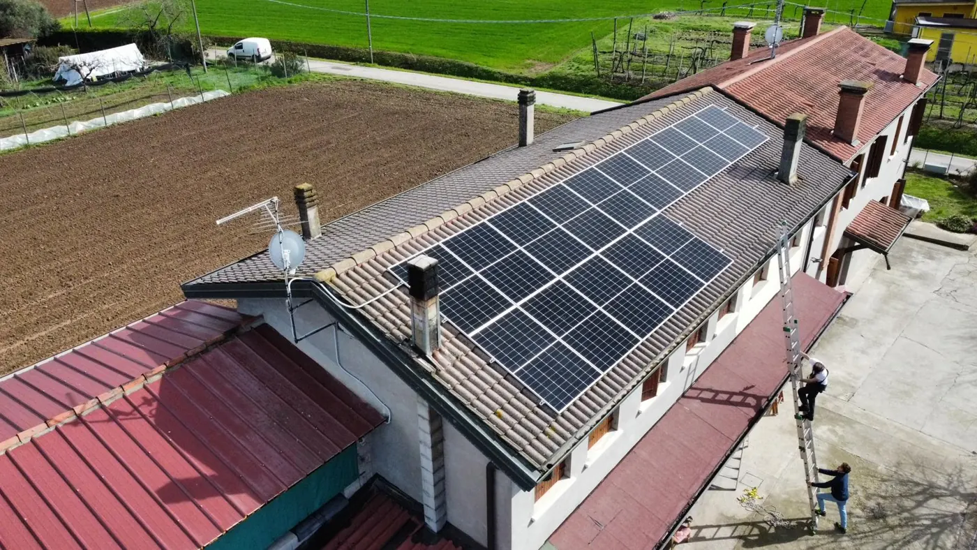 Impianto fotovoltaico sul tetto di una casa colonica nella campagna emiliana