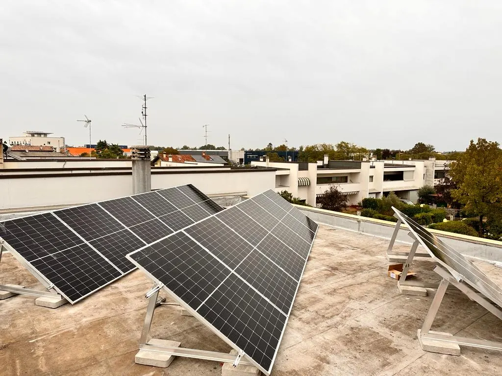 Impianto fotovoltaico su tetto piano predisposto per accumulo