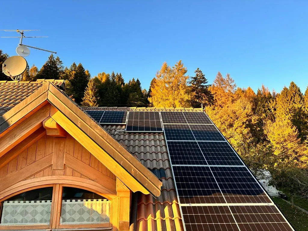 Impianto fotovoltaico su casa con tetto in legno in collina