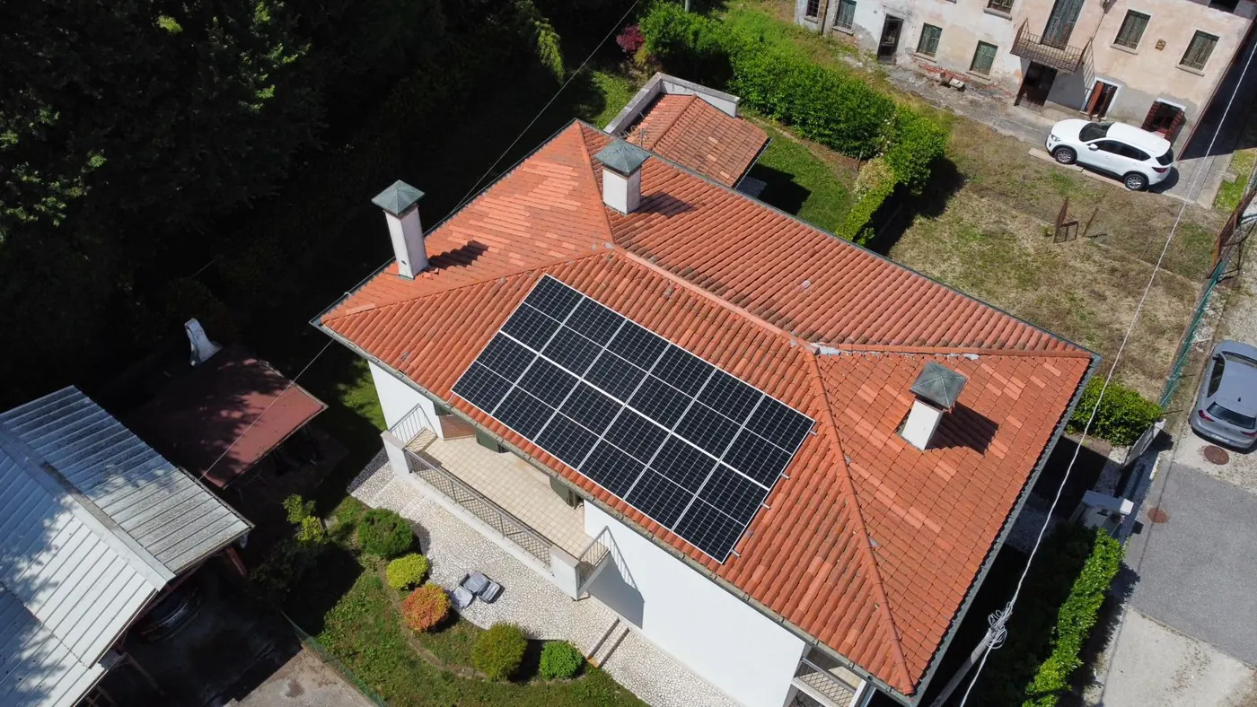 Pannelli fotovoltaici su villetta con tetto in coppi