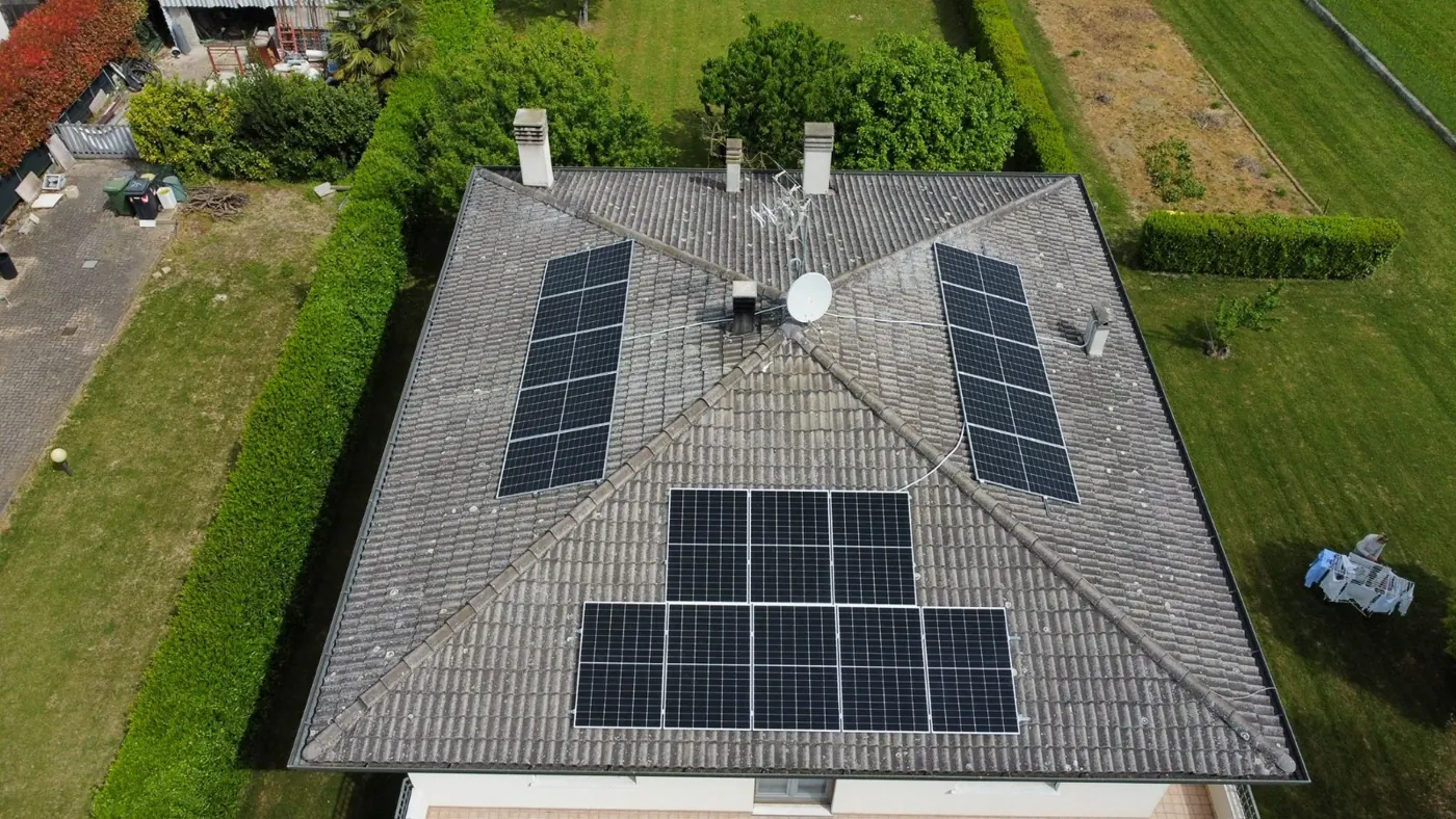 Impianto fotovoltaico sul tetto di una casa indipendente con giardino