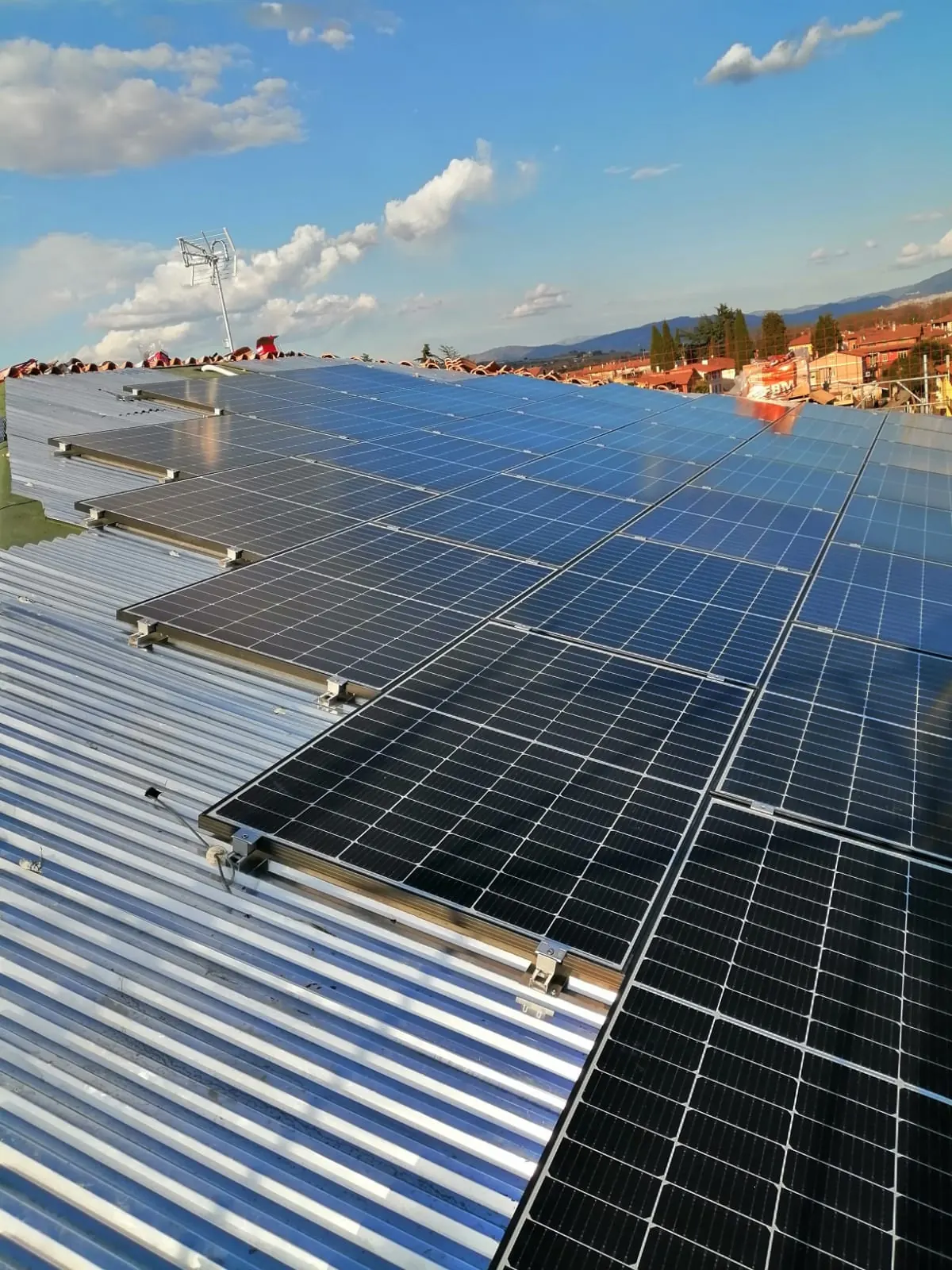Impianto fotovoltaico su copertura in lamiera a Fidenza