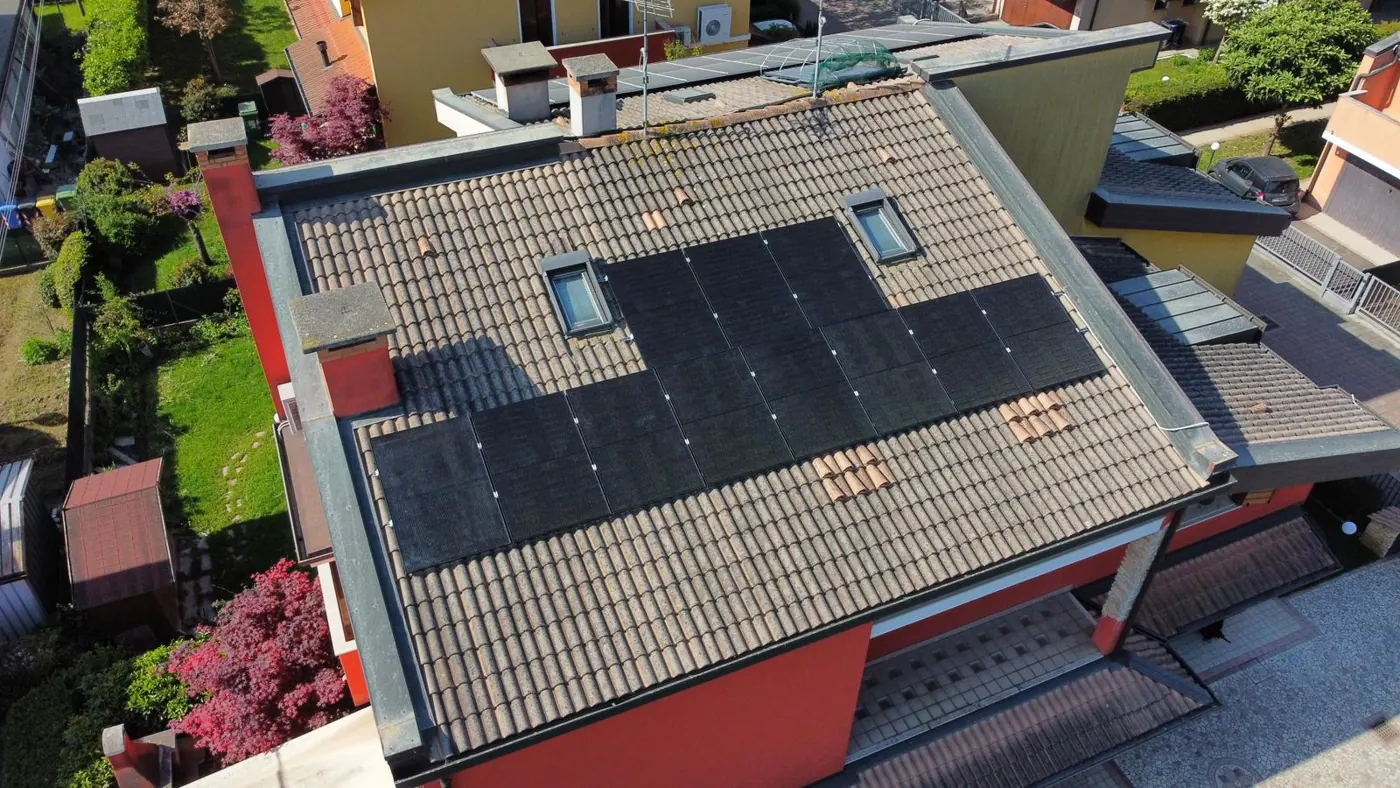 Pannelli fotovoltaici installati sulla falda di una villa