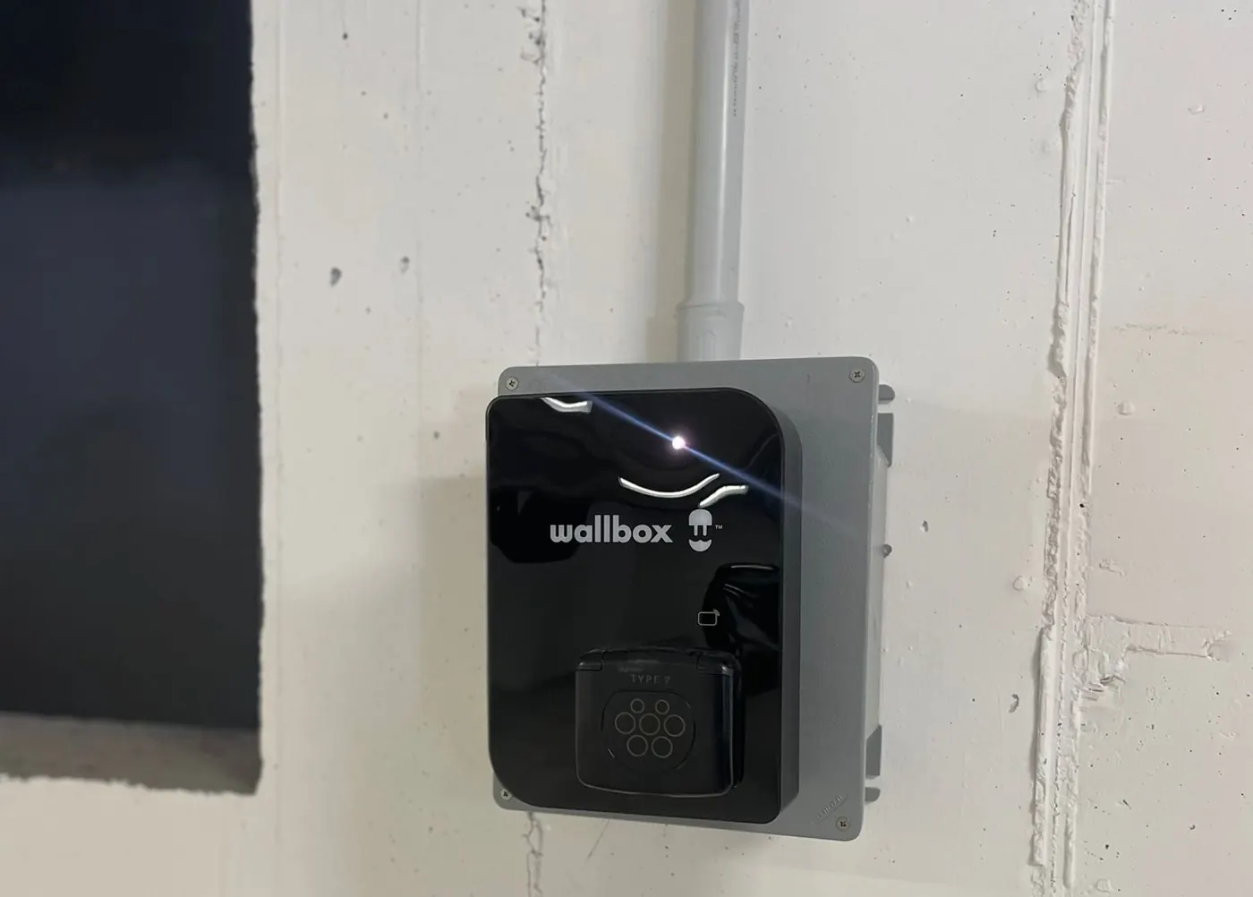 Wallbox di ricarica installata in garage